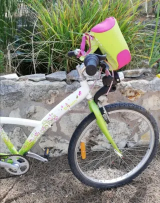 Bicicleta infantil blanca y verde
