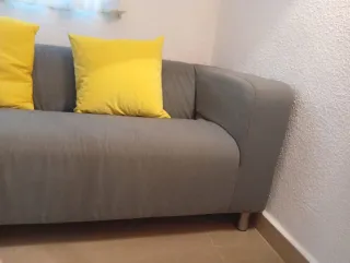 Sofá gris con cojines amarillos