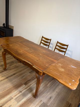 Mesa de comedor antigua de madera tallada