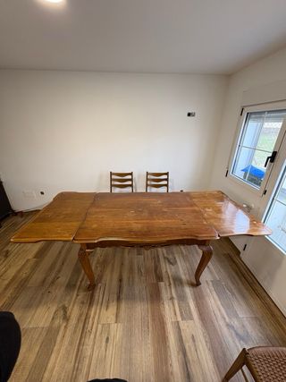 Mesa de comedor antigua de madera tallada