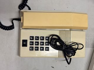 Teléfono antiguo beige con cable