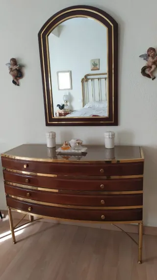 Cómoda y espejo para dormitorio.