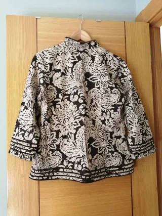 Blusa estampada beige y marrón