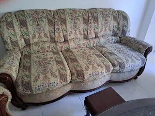 Conjunto 3+1+1 estampado, mesa centro y 2 pufs