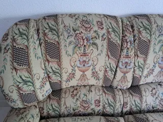 Conjunto 3+1+1 estampado, mesa centro y 2 pufs