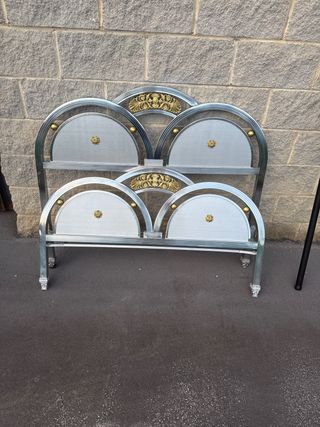 Cabeceros de metal dorados y plateados