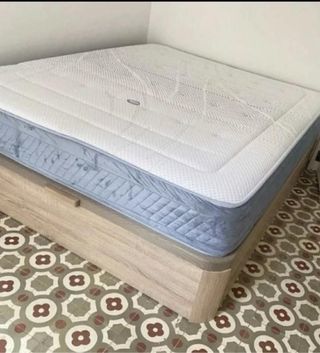 Canapé de tela azul y blanco