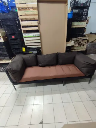 Sofá de tela marrón y negro