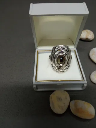 Sortija de moderno diseño ovalado con piedra