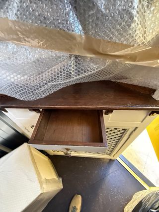 Estantería rinconera de madera y cristal