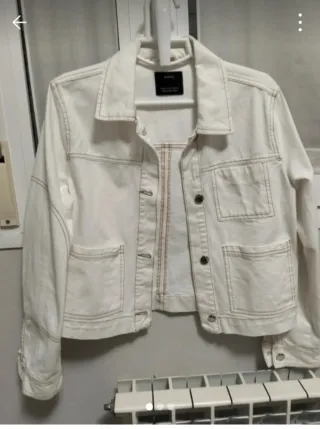 Cazadora vaquera blanca Bershka mujer