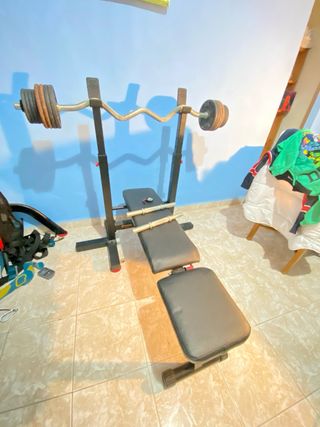 Banco de pesas con barra y discos