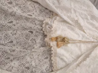 Vestido de encaje con pompones