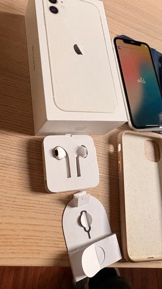 iPhone 11 256GB Blanco + Auriculares y 3 Fundas
