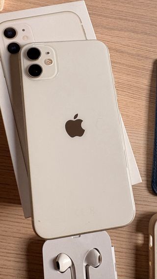 iPhone 11 256GB Blanco + Auriculares y 3 Fundas