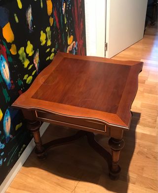 Mesa auxiliar de madera