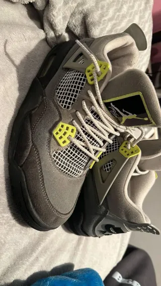 Zapatillas Jordan 4 Gris y Amarillo