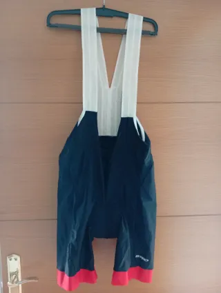 Pantalón corto deportivo negro y rojo