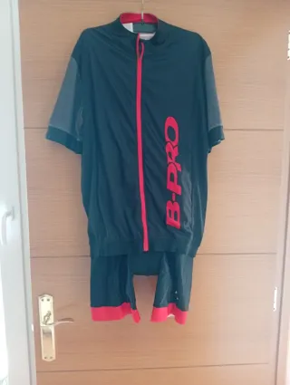 Pantalón corto deportivo negro y rojo