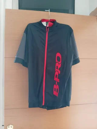 Pantalón corto deportivo negro y rojo