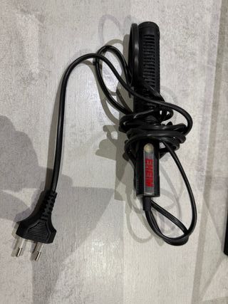 Acuario de cristal con base negra y calentador