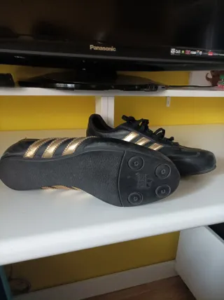 Zapatillas Adidas Negras y Doradas