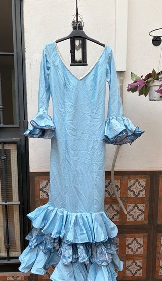 Traje de flamenca azul con volantes