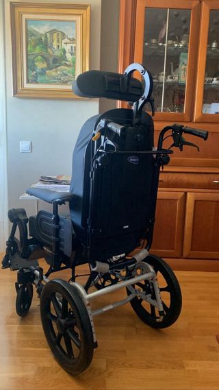 Silla de ruedas basculante reclinable