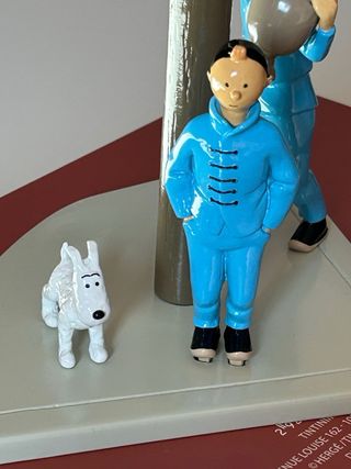 Figura de Tintín y Milú en el Lejano Oriente