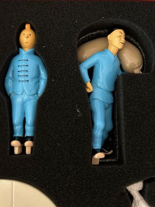Figura de Tintín y Milú en el Lejano Oriente