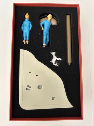Figura de Tintín y Milú en el Lejano Oriente