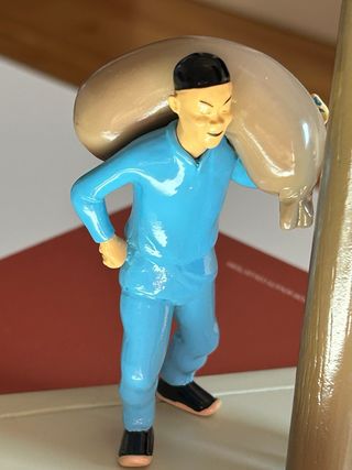 Figura de Tintín y Milú en el Lejano Oriente