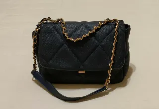 Bolso azul marino acolchado cadena dorada