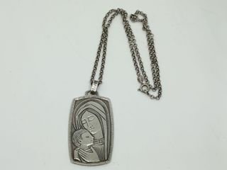 Medalla y cadena religiosa de plata en relieve