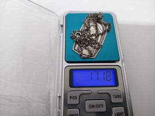 Medalla y cadena religiosa de plata en relieve