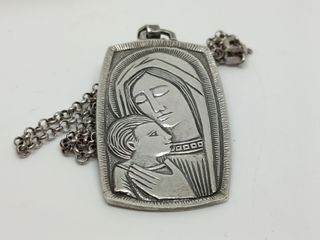 Medalla y cadena religiosa de plata en relieve