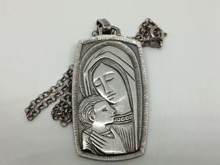 Medalla y cadena religiosa de plata en relieve