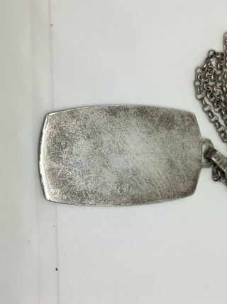 Medalla y cadena religiosa de plata en relieve