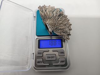 Medalla y cadena religiosa de plata en relieve