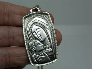 Medalla y cadena religiosa de plata en relieve