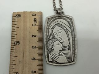 Medalla y cadena religiosa de plata en relieve