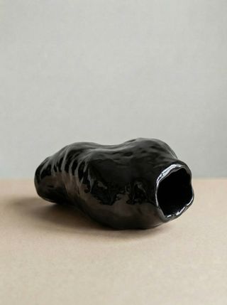 Vaso nero in ceramica fatto a mano, pezzo unico