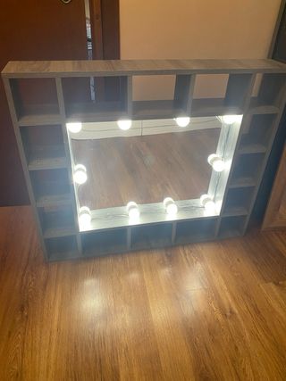 Tocador con espejo y luces