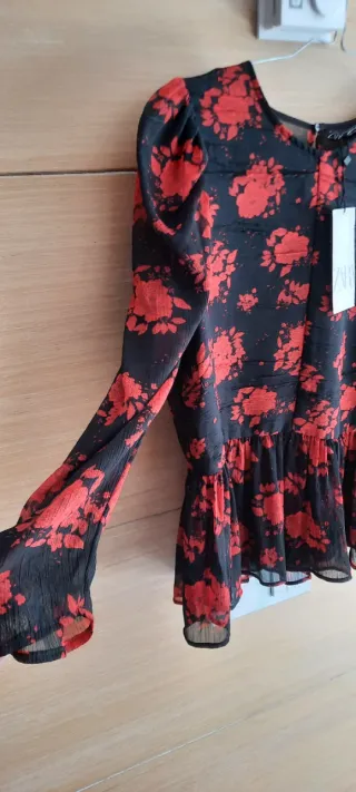 Blusa Zara Estampada Flores Roja y Negra