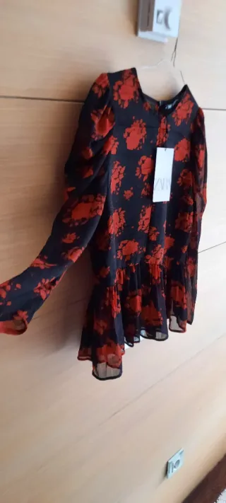 Blusa Zara Estampada Flores Roja y Negra