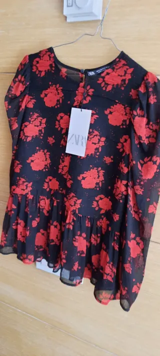 Blusa Zara Estampada Flores Roja y Negra