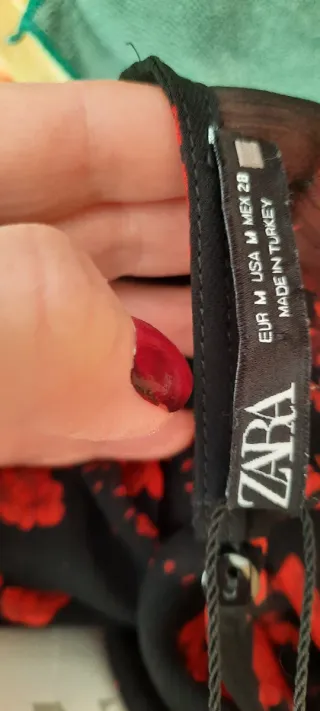 Blusa Zara Estampada Flores Roja y Negra