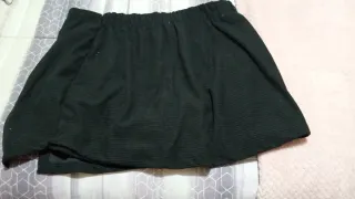 Falda pantalón negra con botones dorados