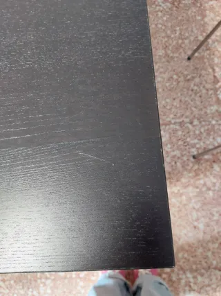 Mesa extensible Ikea negra.