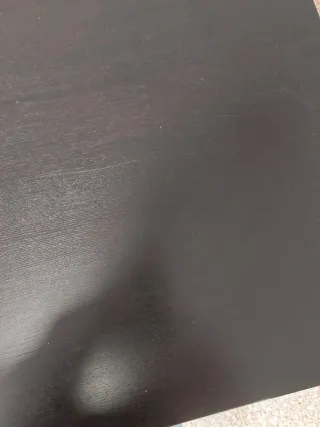 Mesa extensible Ikea negra.